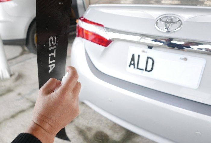 撕開貼膜底紙朝背膠噴水